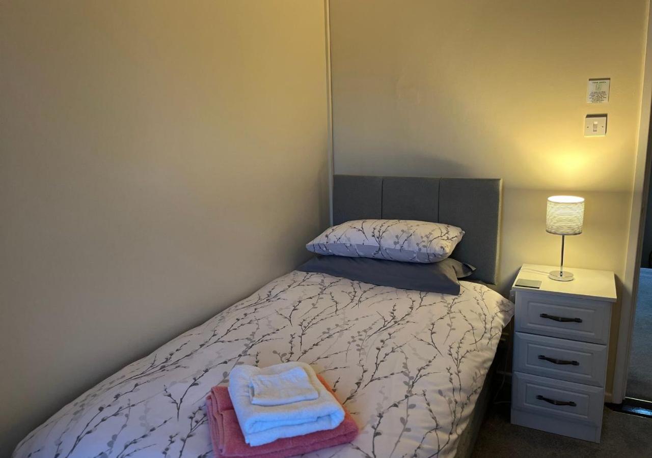3 Bedroom Apartment, Ballymena, The Wee Stop Gap Екстериор снимка